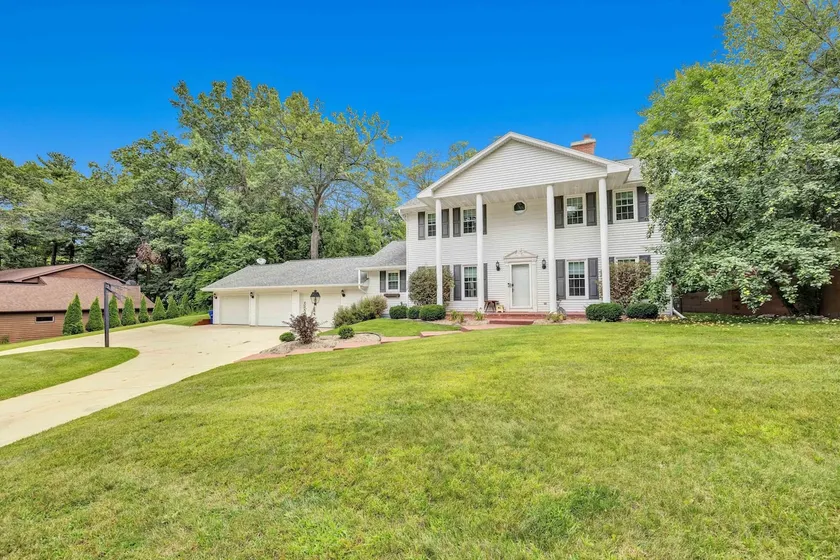 Huge 5 bedroom house close to everything! - Image 1