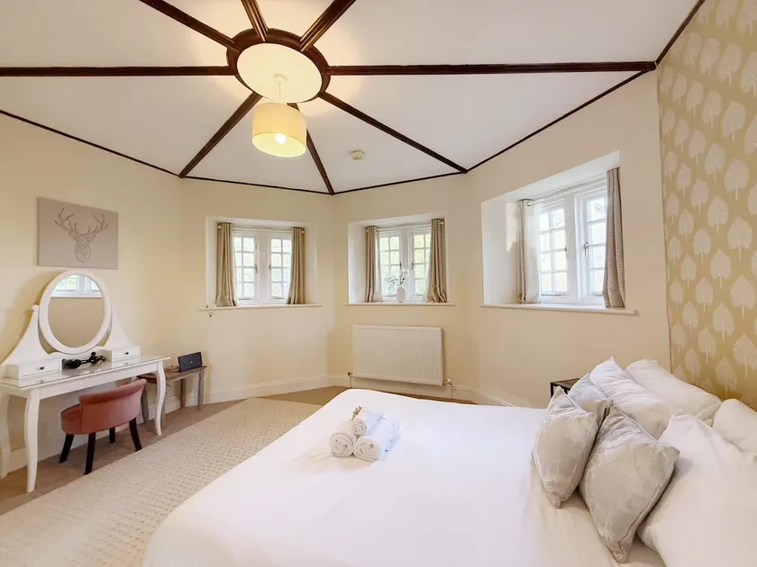Cosy 1-bedroom cottage next to Combe Lodge Venue - Image 1