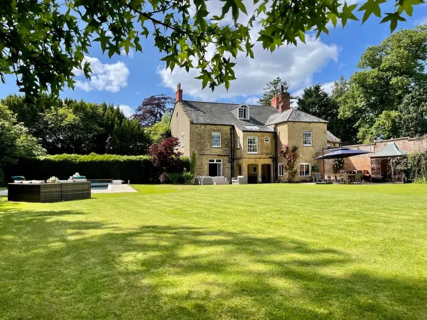 5-Bed Georgian Home, Pool, BBQ & Games Rooms - Image 1