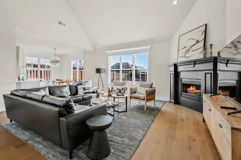 Apollo House | Luxury Retreat in Rogers. Sleeps 11 - Image 1