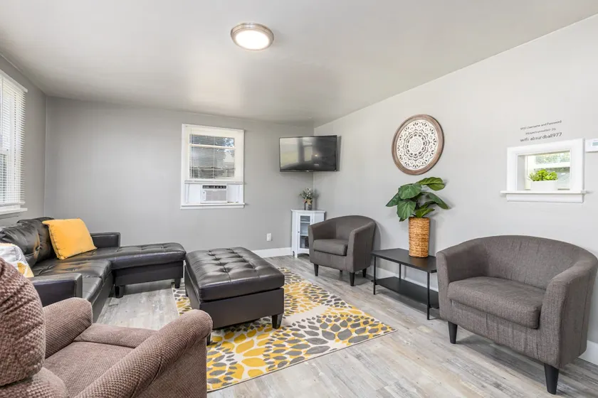 Classic 2-bedroom with extra large driveway - Image 1