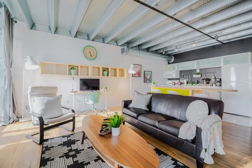 Down Town Loft: UG Park|AC|Walk to Rogers|Balcony - Image 1