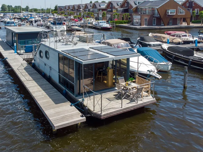 Nice houseboat with waterfront terrace - Image 1