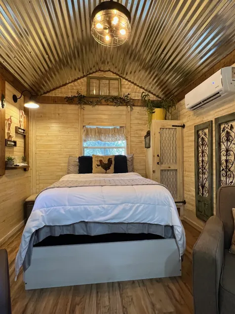 Tiny Farmhouse Pickleball Court and Pet Friendly! - Image 1