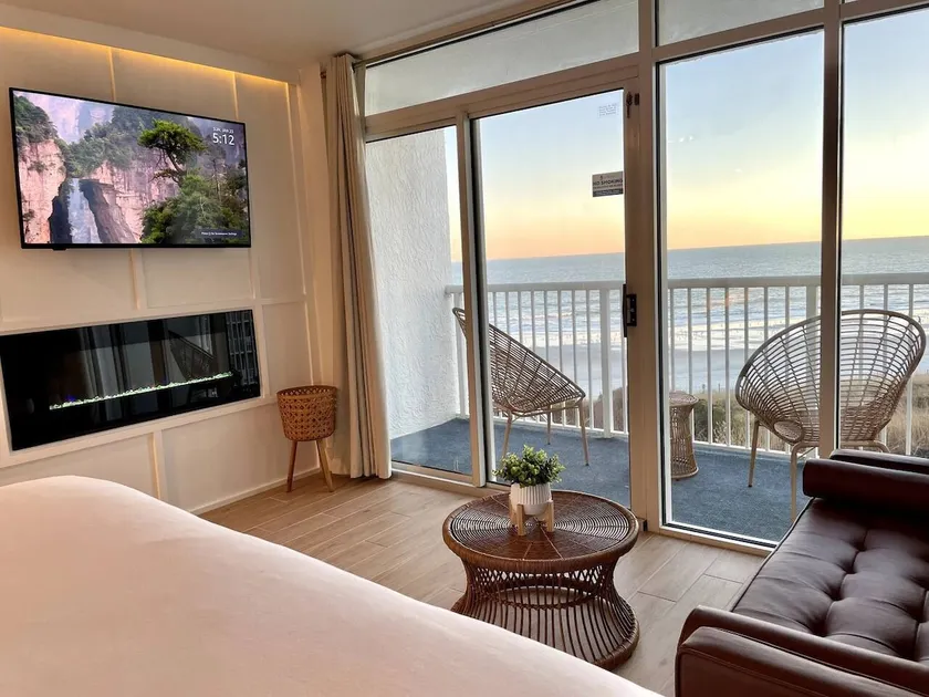 Luxury King OceanFront Couple’s Suite - Image 1