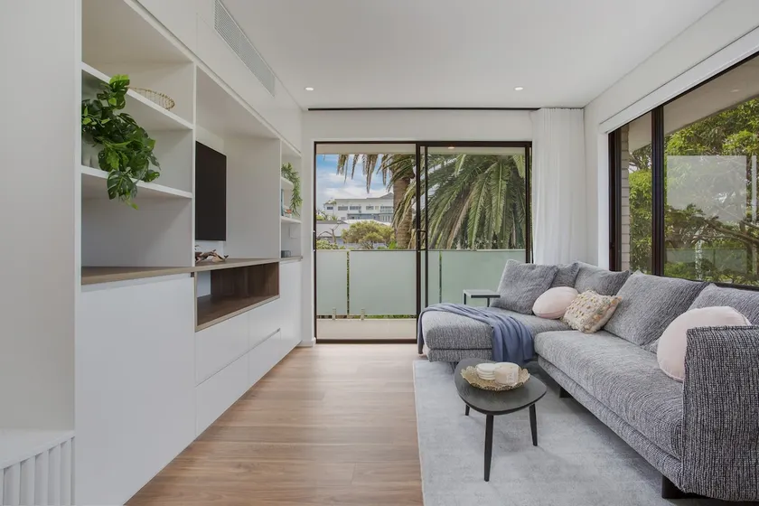 North-East Facing Modern 2-bed Apartment - Image 1