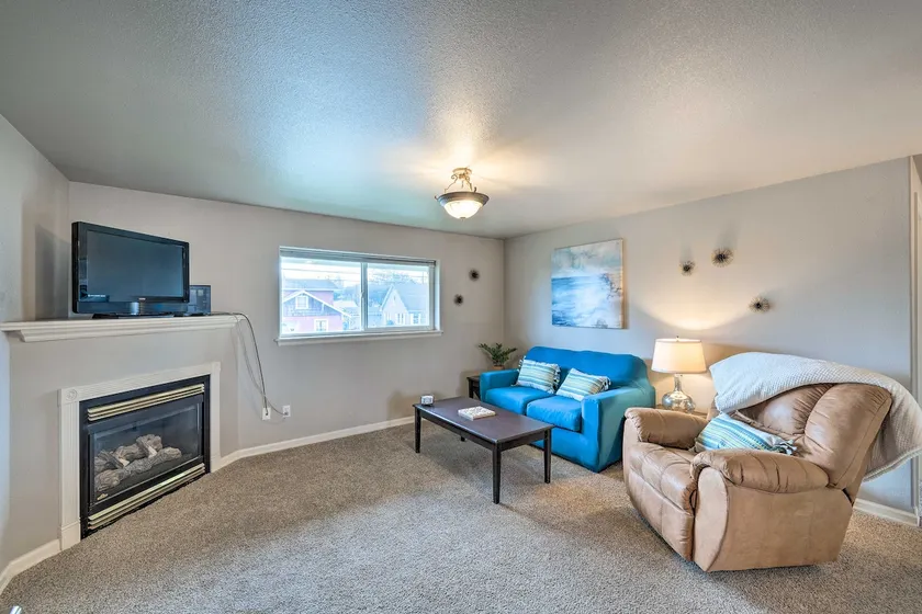 Apartment w/ Gas Fireplace ~ 1/2 Mi to Beach! - Image 1