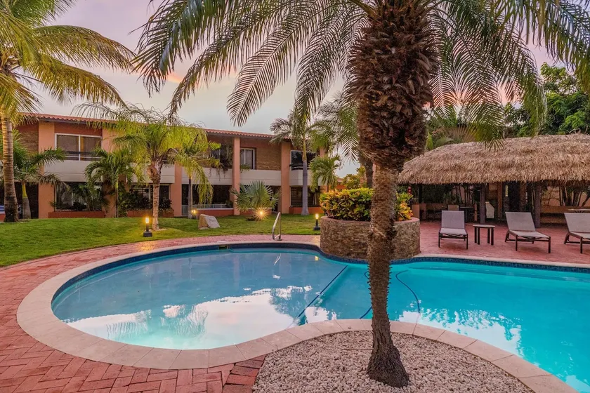Walking Distance to Eagle Beach with Tropical Vibe - Image 1