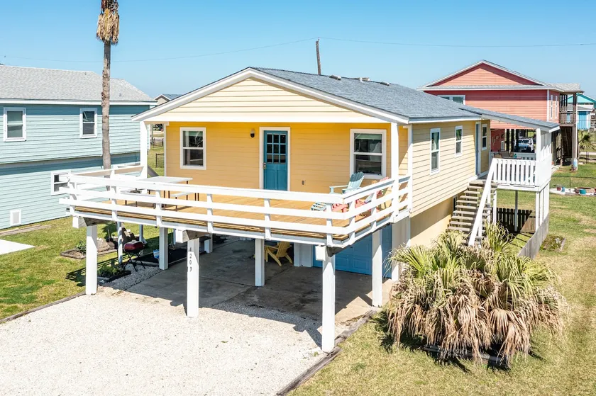 Sunny Daze Walk to Beach 2 Decks Pet Friendly Has a Mini Bar - Image 1