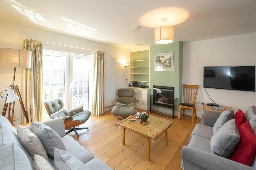 Gun Lodge - sleeps 6 guests  in 3 bedrooms - Image 1