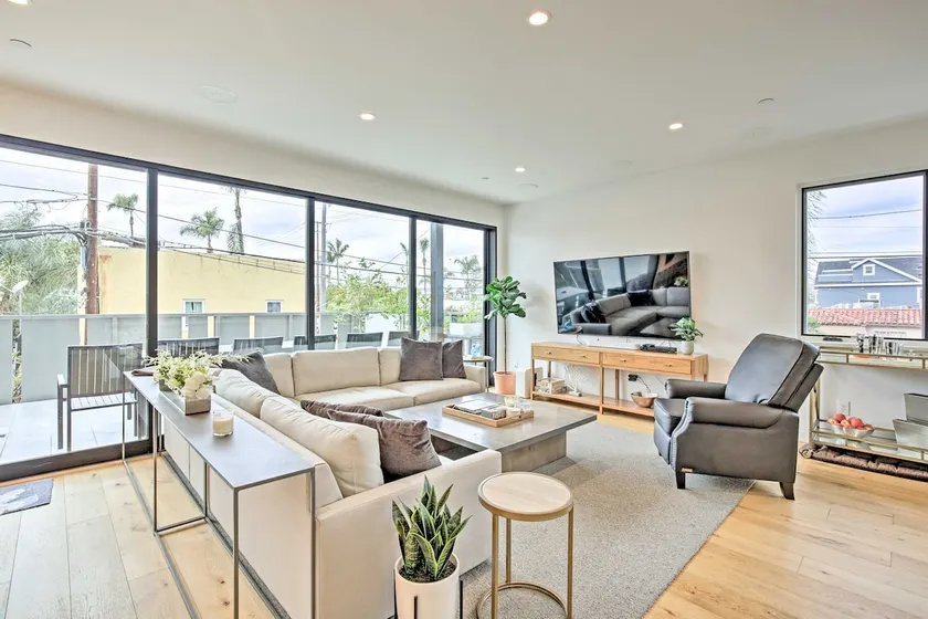 Chic Coronado Retreat w/ Patio & 4 Cruiser Bikes! - Image 1