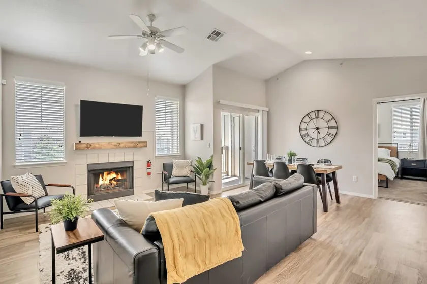 Welcoming 2BR Pool Gym Near Hill AFB Lagoon - Image 1