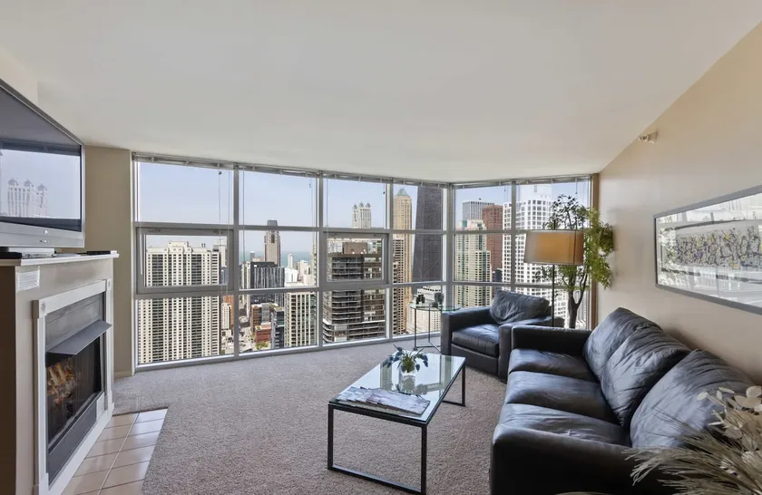 51: e våningen MagMile Penthouse - VISNINGAR, öppen spis, balkong, pool, WiFi - Image 1