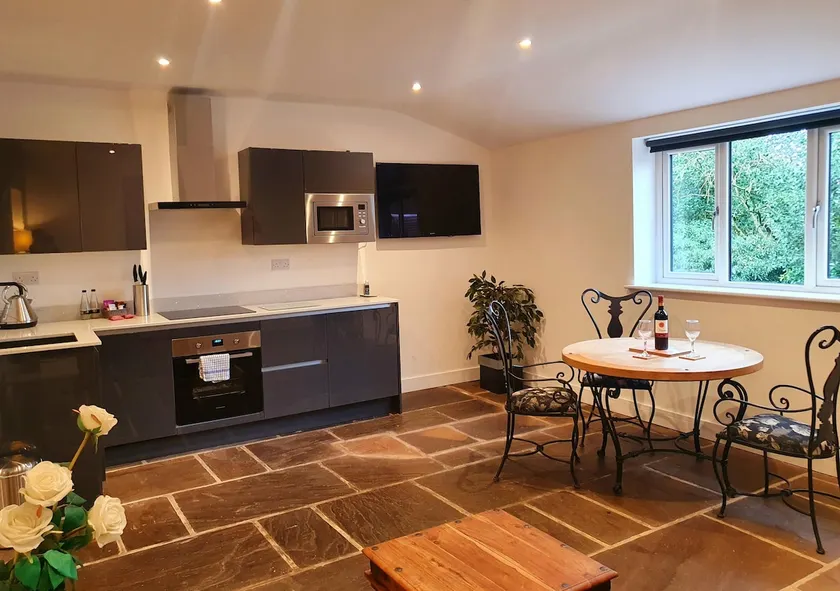 Bleasdale- Large Studio Apartment - Image 1