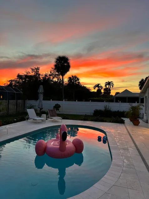 Hidden Gem-Central Naples-3 Miles to Town & Beach - Image 1