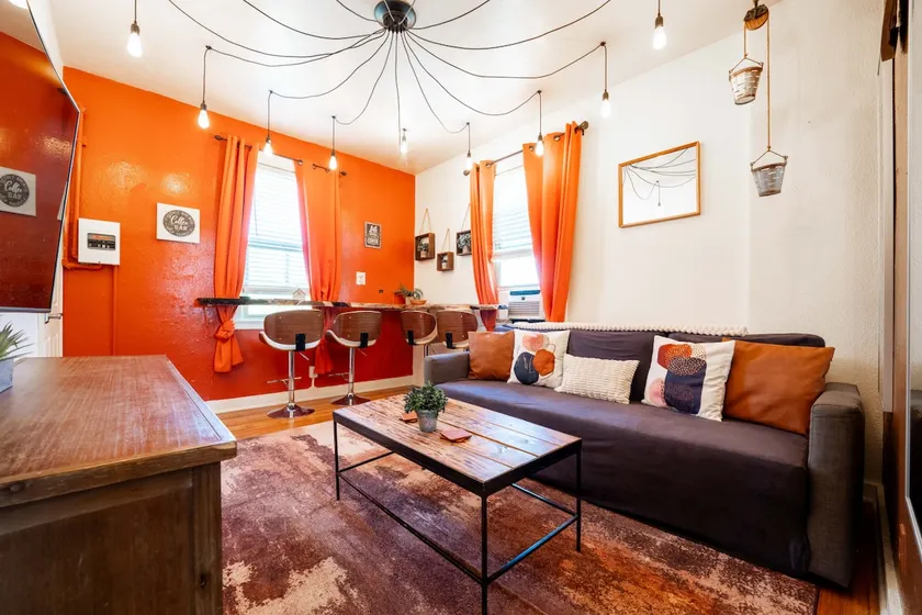 Chic 1BR by UofA · 65” TV · Back garden · Pets ok - Image 1