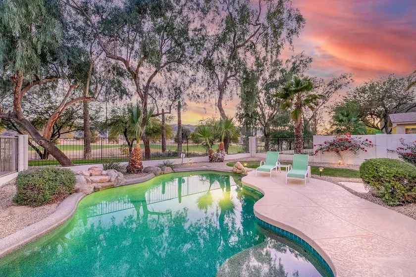 Golf front home in a central location with a pool! - Image 1