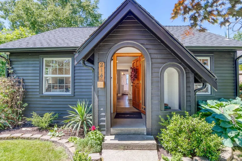 Modern 2 Bedroom Farmhouse Cottage with Hot Tub in Snohomish - Image 1