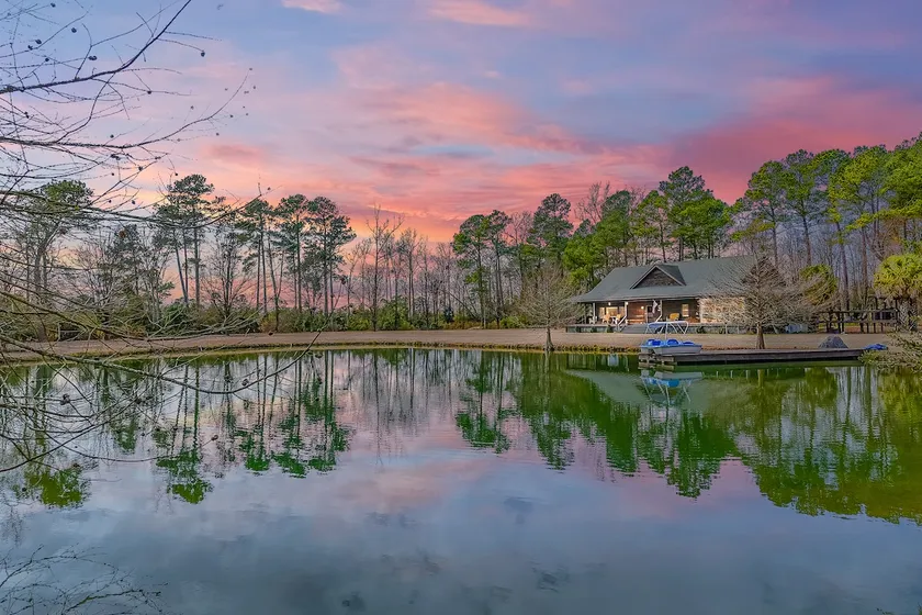 Secluded Lodge 8acres Hot Tub, Pingpong pedalboat! - Image 1