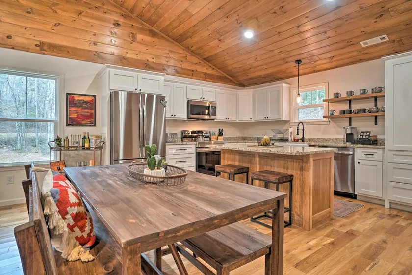 ‘Painted Skies’ Upscale Getaway By Lake Burton! - Image 1