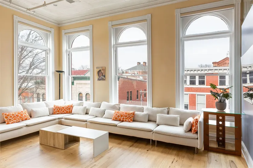 Penthouse Apartment Overlooking Downtown Mall - Image 1