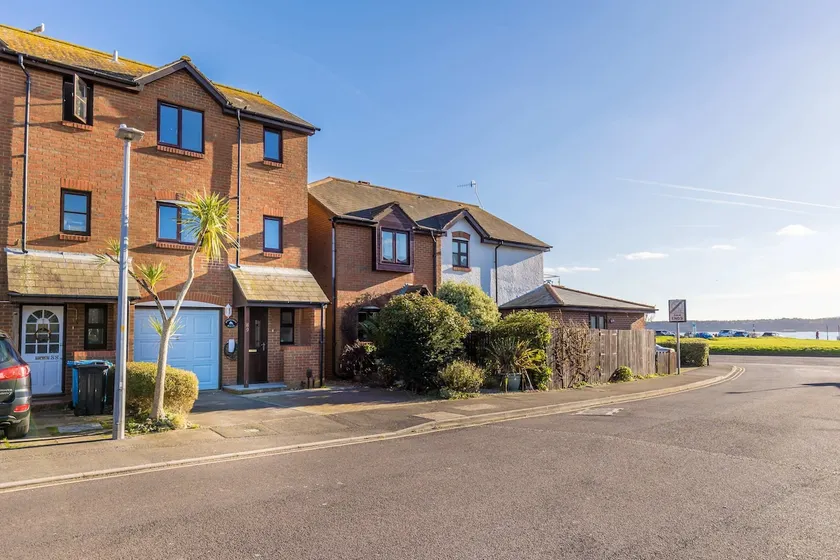 Spinnaker House-with Tesla Electric Charging Point - Image 1