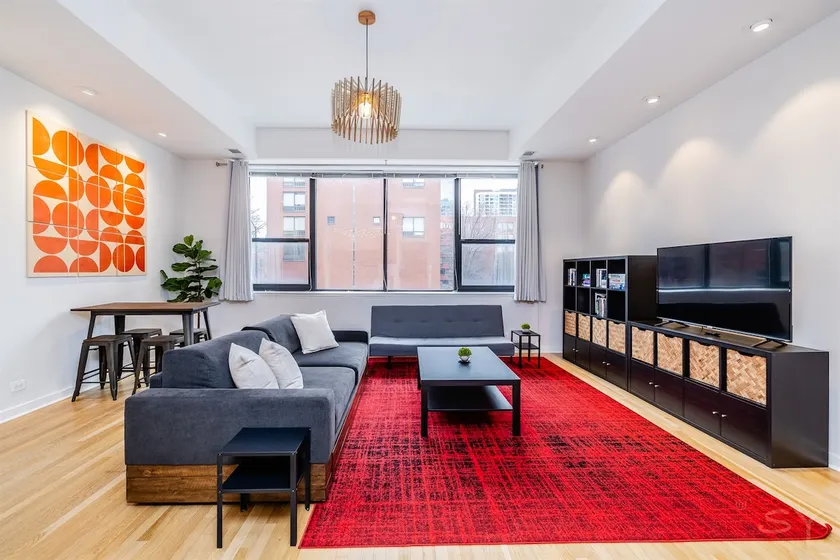 Spacious 1-bedroom South Loop Loft I Sleep 5 - Image 1