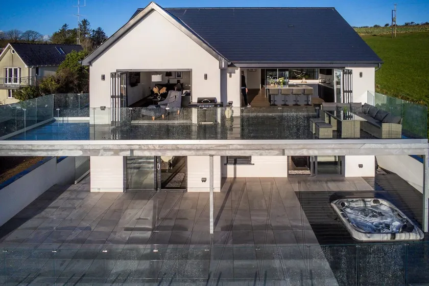 Sunrise  - 5 Bed Luxurious Holiday Home - Pendine - Image 1