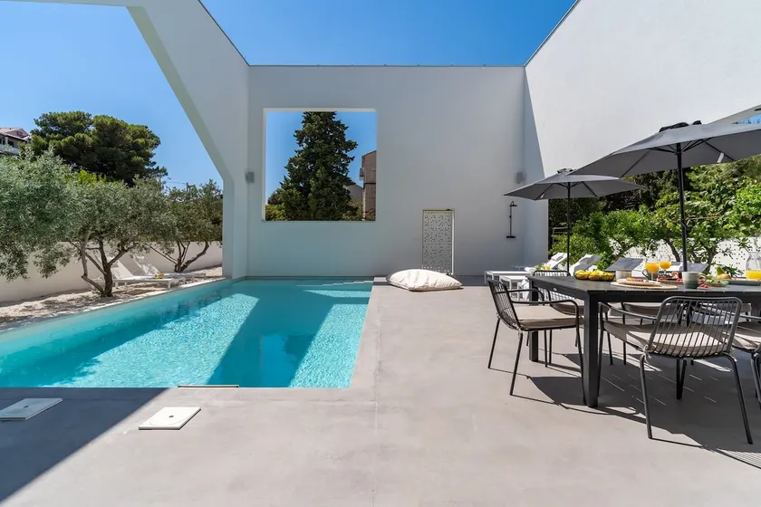 Luxury 5-bedroom Villa Altabianca with a Heated Pool, Finnish sauna, an outdoor Cinema, 50m from the beach - Image 1