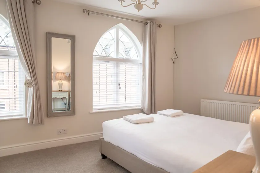 Charming 2 Bed House in Tewkesbury Centre - Image 1