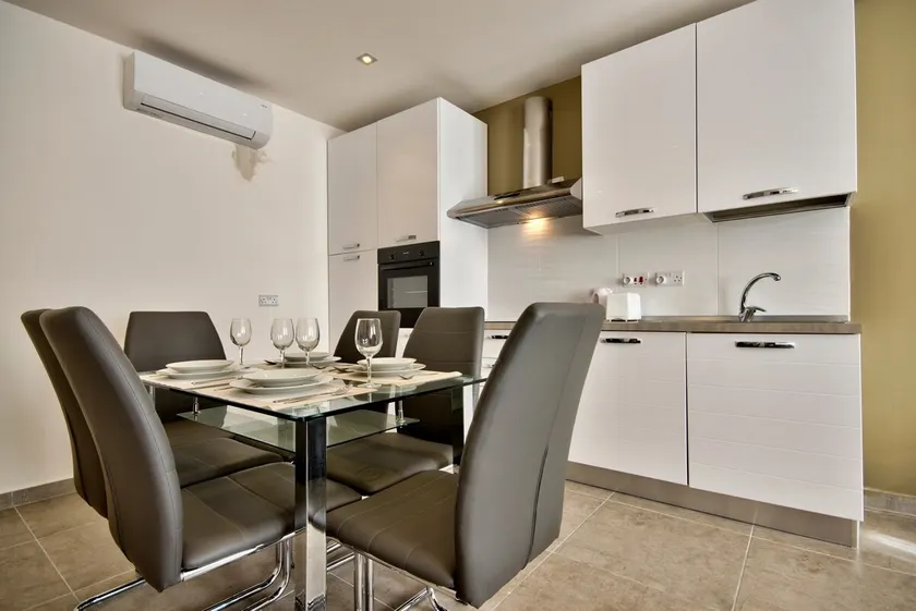 Off the Strand, Modern 3-bedroom Apartment - Image 1