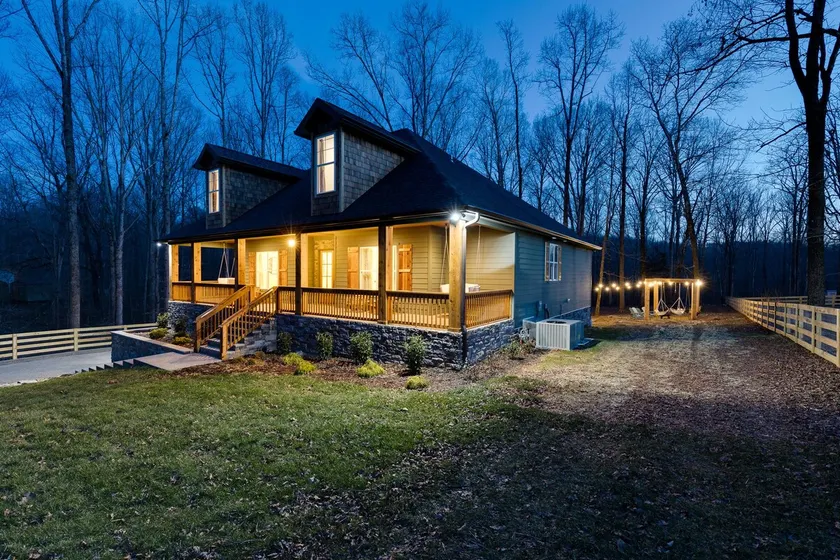 Grand Cabin in Nature's Playground! - Image 1