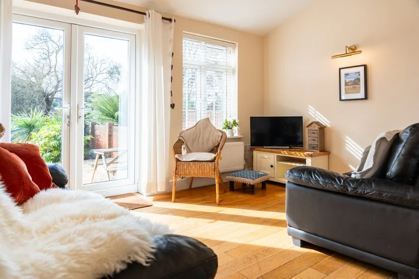 Coastal Cottage, Garden, Parking + Walk to Beach - Image 1