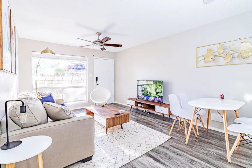 Trendy SoCo 1BR suite, king bed, fast WiFi w/ pool - Image 1