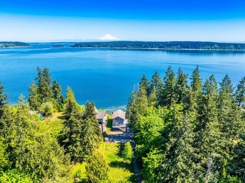 Waterfront Retreat with Mt. Rainier Views+Hot tub - Image 1