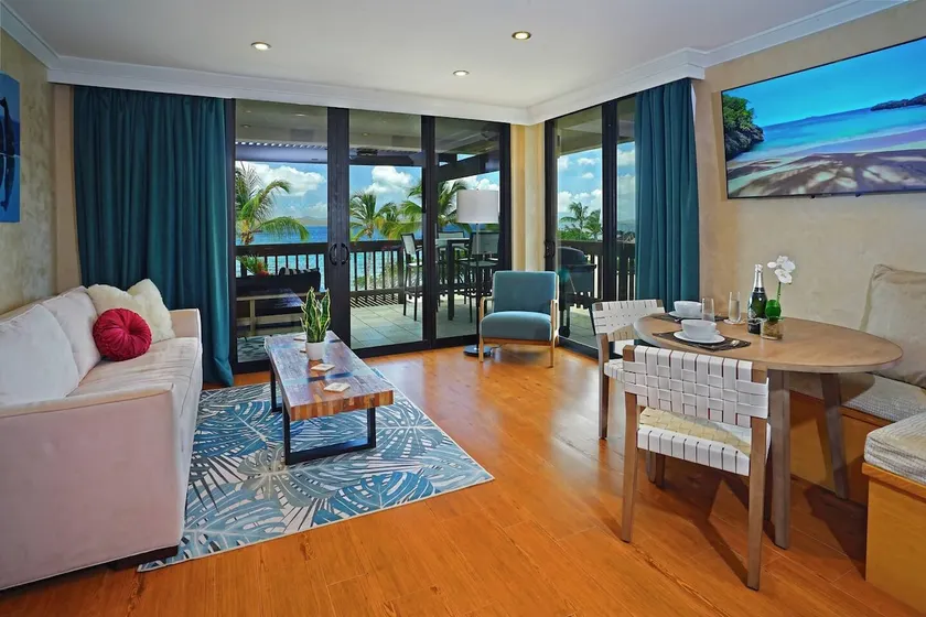 Unidad de esquina con vistas despejadas de Sapphire Beach, que está a pocos pasos ... - Image 1