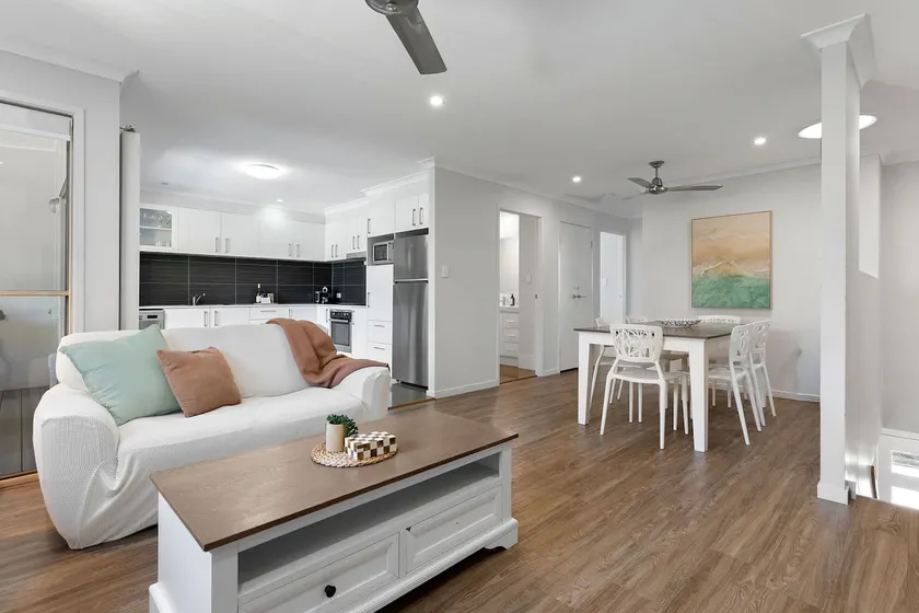 Spacious 3BR Townhouse•Pet Friendly•Shops Nearby - Image 1