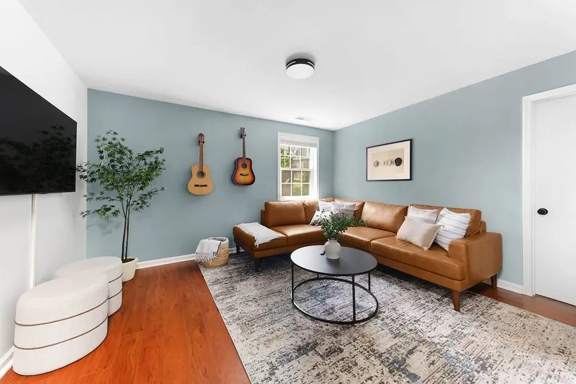 The Blue Bungalow - 4 beds And 7 Mins To Broadway! - Image 1