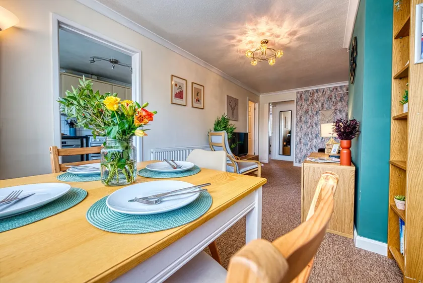 Heather Apt | 3 bedrooms | Sleeps 6 | Southam Centre |Close to HS2 Coventry, Rugby & M40 | Inspire Homes - Image 1