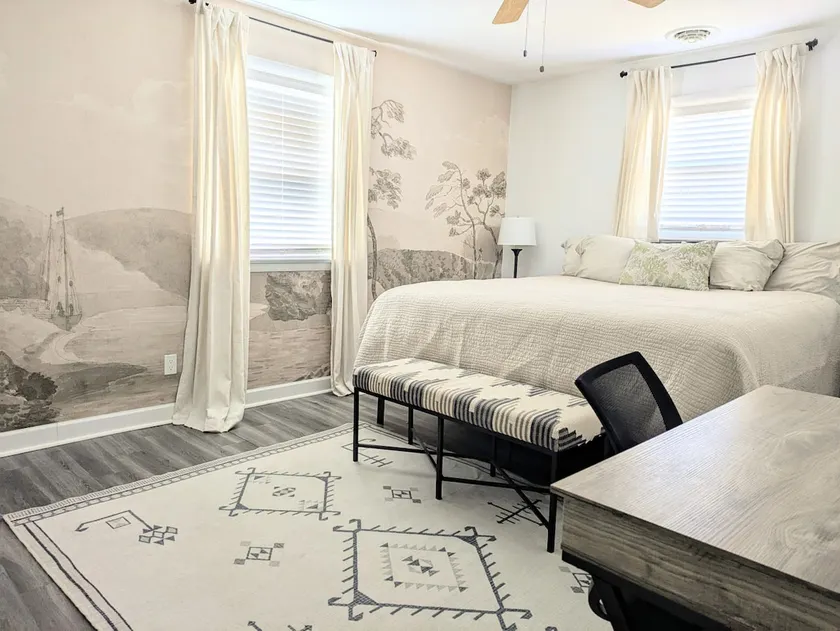 Seahorse Ranch, King bed, Two blocks from Beach - Image 1