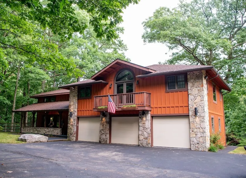 Seven Springs 6BR Sleeps 18 Hot Tub & Private Pond - Image 1