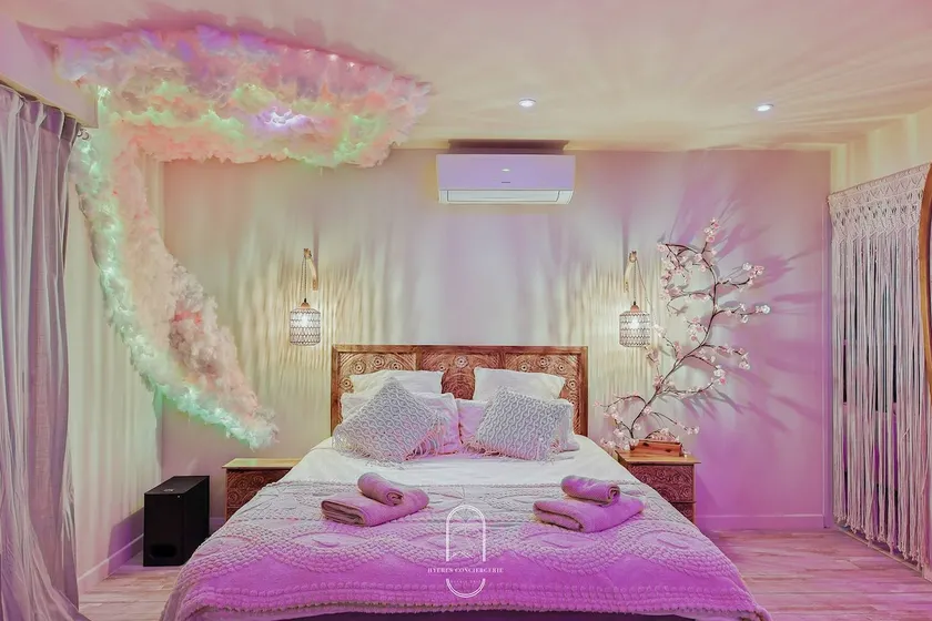 Bali Love Room Jacuzzi Balnéo Home cinéma - Image 1