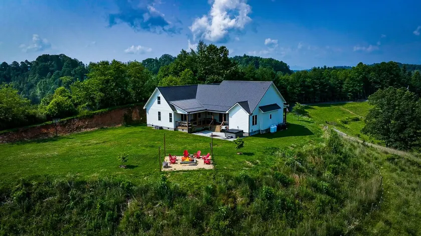 Modern Mountain Farmhouse on 2.5 Acres - Image 1