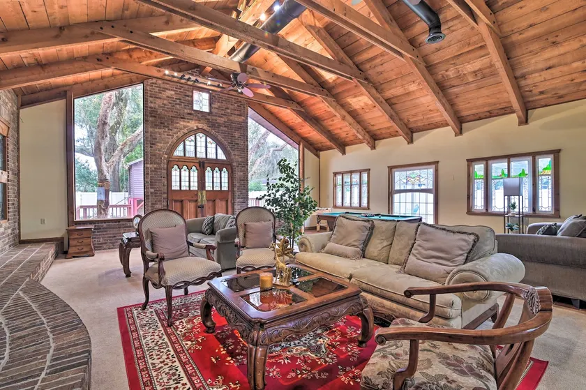 Grand Valrico Home w/ Deck, Fire Pit & Yard! - Image 1