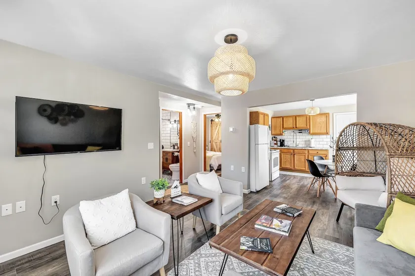 Newly renovated, walking distance to everything! - Image 1