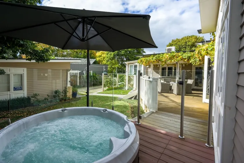 Cabin Charm - Hot Tub Bliss, Moments from the Beach - Image 1
