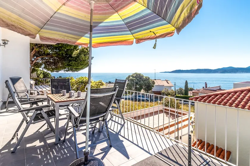 Cap Ras 01 – Apartamento con terraza y vistas - Image 1