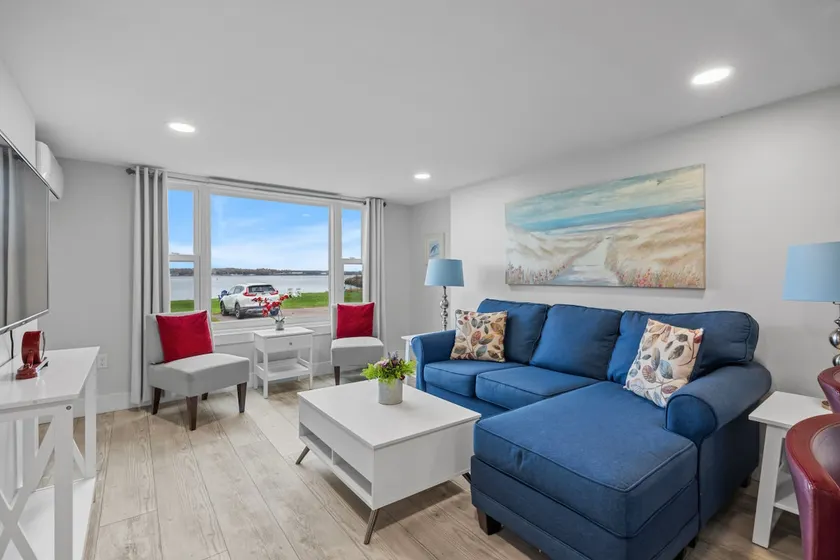 Waterfront Deluxe 1 Bedroom Condo Downtown Ch'town - Image 1