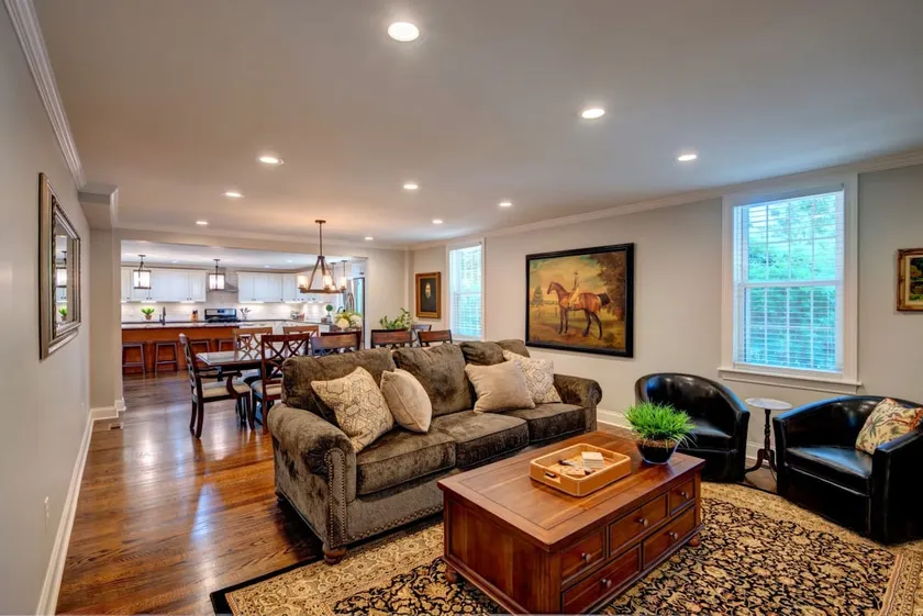 Hummingbird Manor-6 Bedrooms, 6 EnSuite Baths, Minutes from Downtown Skaneateles - Image 1