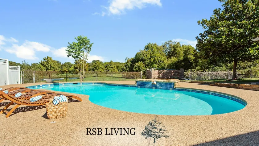 Water view 4BR 2B Home w/ Beautiful Pool & Garden - Image 1